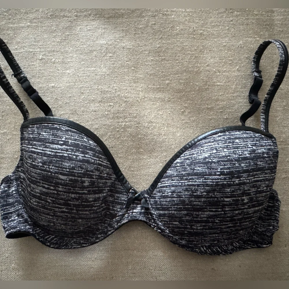 Marie Jo black/grey with leather like trim. Like new condition. 38B